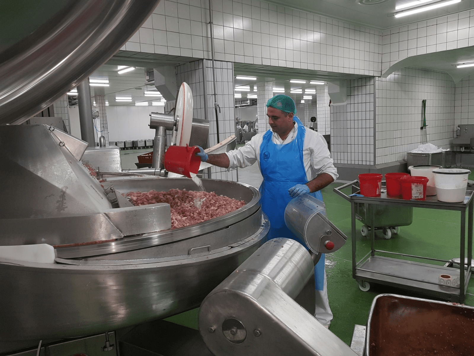 Stručnjak za mesnu industriju u modernom pogonu